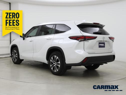 White 2025 Toyota Highlander Hybrid XLE