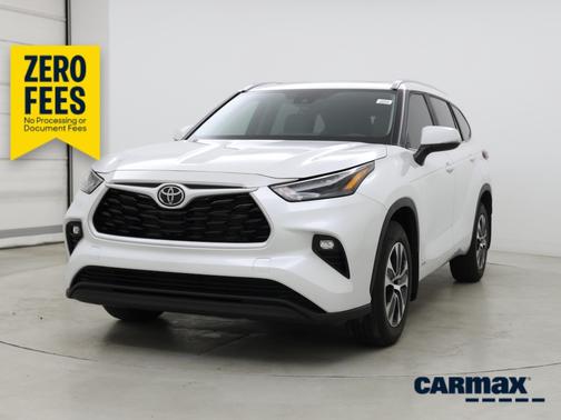 White 2025 Toyota Highlander Hybrid XLE