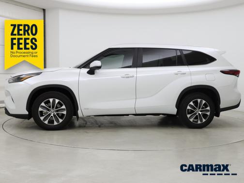 White 2025 Toyota Highlander Hybrid XLE