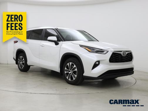 White 2025 Toyota Highlander Hybrid XLE
