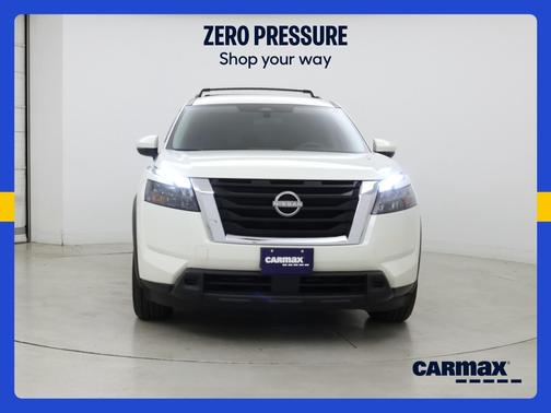 White 2024 Nissan Pathfinder SV