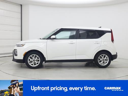 White 2022 Kia Soul LX