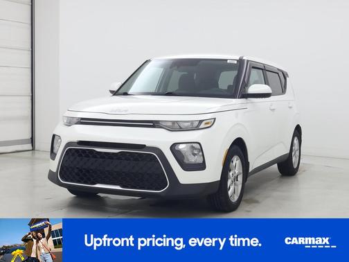 White 2022 Kia Soul LX