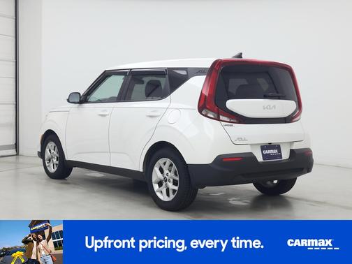 White 2022 Kia Soul LX