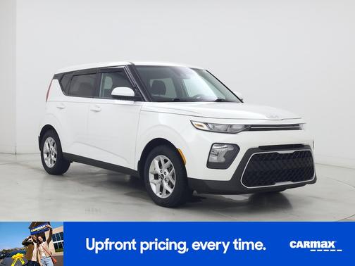 White 2022 Kia Soul LX