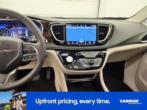 White 2023 Chrysler Pacifica Limited