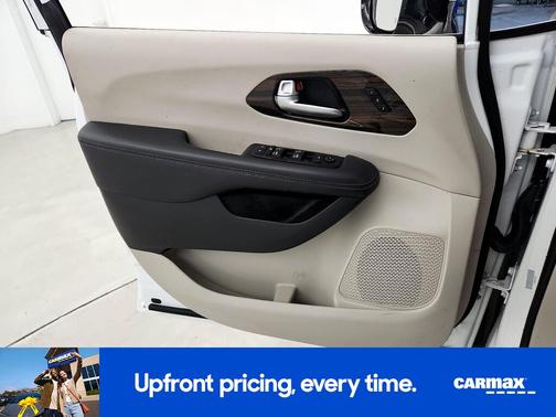 White 2023 Chrysler Pacifica Limited