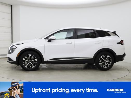 White 2023 Kia Sportage EX