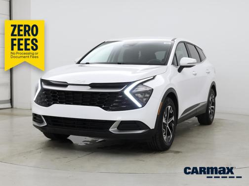 White 2023 Kia Sportage EX