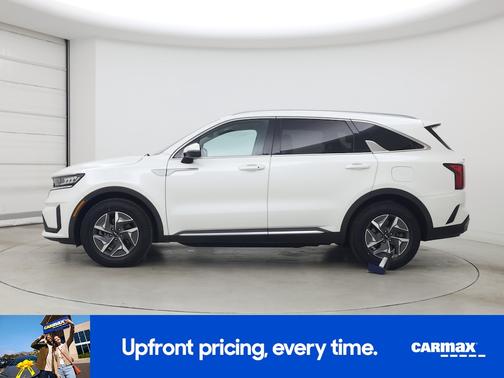 White 2022 Kia Sorento Hybrid S