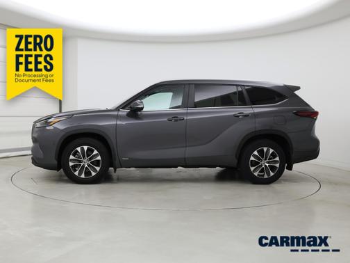 Gray 2024 Toyota Highlander Hybrid XLE