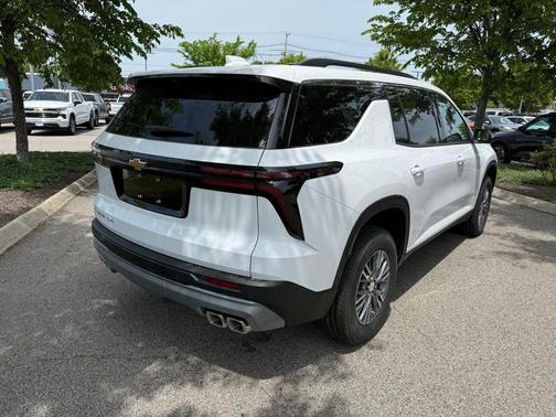 Summit White 2026 Chevrolet Traverse LT