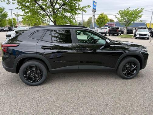 Mosaic Black Metallic 2026 Chevrolet Trax LT