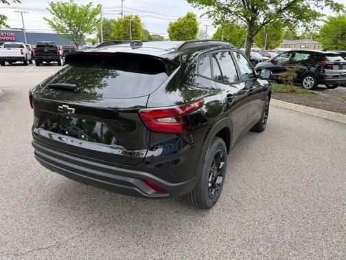 Mosaic Black Metallic 2026 Chevrolet Trax LT