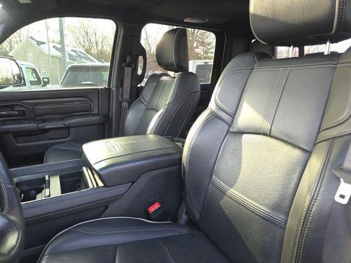 2022 RAM 3500 Limited Crew Cab 4x4 8' Box