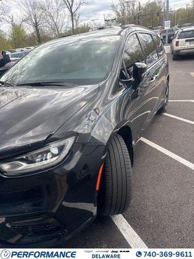 Brilliant Black Crystal Pearlcoat 2023 Chrysler Pacifica Limited