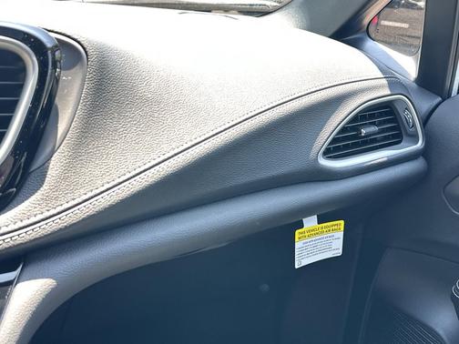 Bright White Clearcoat 2027 Chrysler Pacifica Limited