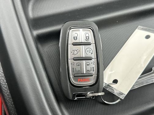 Bright White Clearcoat 2027 Chrysler Pacifica L