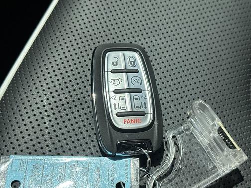 Diamond Black Crystal Pearlcoat 2027 Chrysler Pacifica Limited