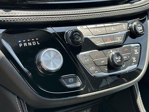 Diamond Black Crystal Pearlcoat 2027 Chrysler Pacifica Limited