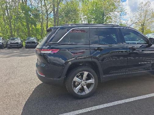 Diamond Black Crystal Pearlcoat 2025 Jeep Grand Cherokee Limited