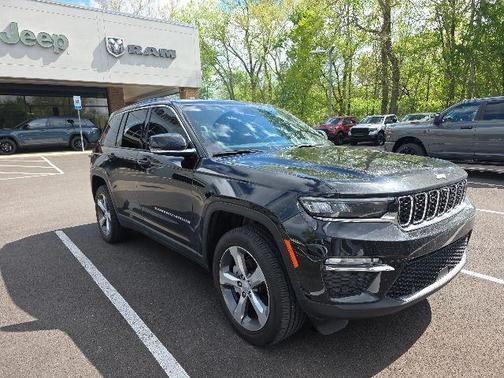 Diamond Black Crystal Pearlcoat 2025 Jeep Grand Cherokee Limited