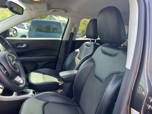Granite Crystal Metallic Clearcoat 2017 Jeep New Compass Latitude
