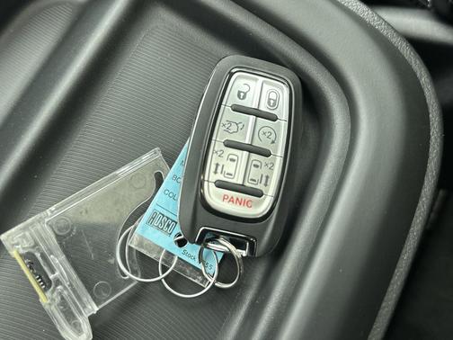 Diamond Black Crystal Pearlcoat 2027 Chrysler Pacifica L