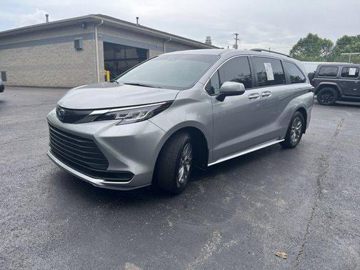 2022 Toyota Sienna LE