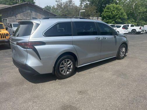 2022 Toyota Sienna LE