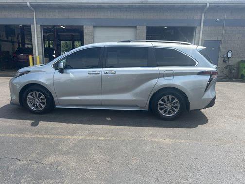 2022 Toyota Sienna LE