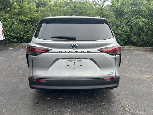 2022 Toyota Sienna LE
