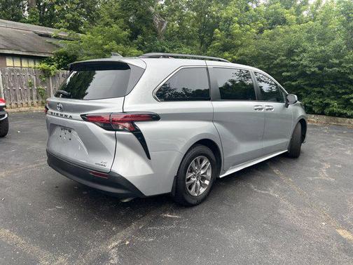 2022 Toyota Sienna LE