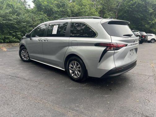 2022 Toyota Sienna LE