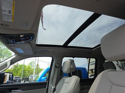 Diamond Black Crystal Pearlcoat 2024 Jeep Wagoneer Series II 4x4