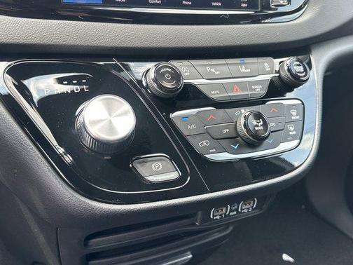 2025 Chrysler Voyager LX