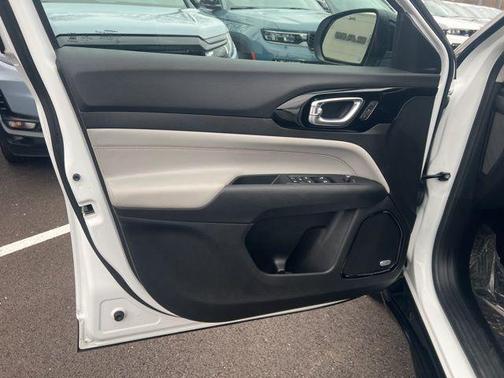 Bright White Clearcoat 2022 Jeep Compass Limited