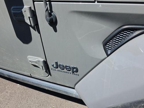 Sting-Gray Clearcoat 2022 Jeep Gladiator Willys 4x4