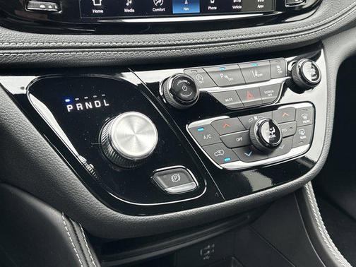 Diamond Black Crystal Pearlcoat 2027 Chrysler Pacifica Limited