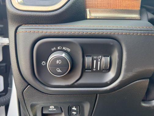 Ivory White Tri-Coat Pearlcoat 2022 RAM 1500 Longhorn