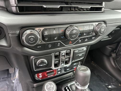 Granite Crystal Metallic Clearcoat 2026 Jeep Gladiator Rubicon