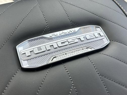 Diamond Black Crystal Pearlcoat 2026 RAM 1500 ST