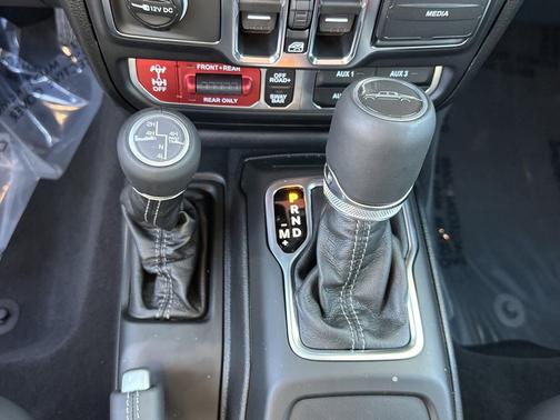 Black Clearcoat 2026 Jeep Gladiator Rubicon