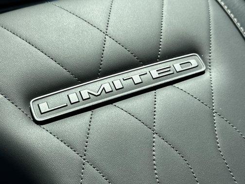 Diamond Black Crystal Pearlcoat 2026 RAM 2500 Limited Crew Cab 4x4 8' Box