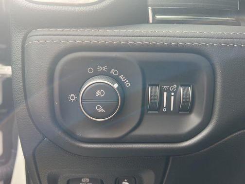 Ivory White Tri-Coat Pearlcoat 2022 RAM 1500 Limited