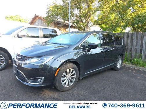 Brilliant Black Crystal Pearlcoat 2018 Chrysler Pacifica Touring-L