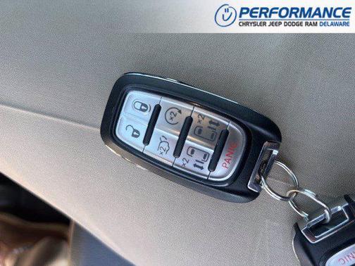 Brilliant Black Crystal Pearlcoat 2018 Chrysler Pacifica Touring-L