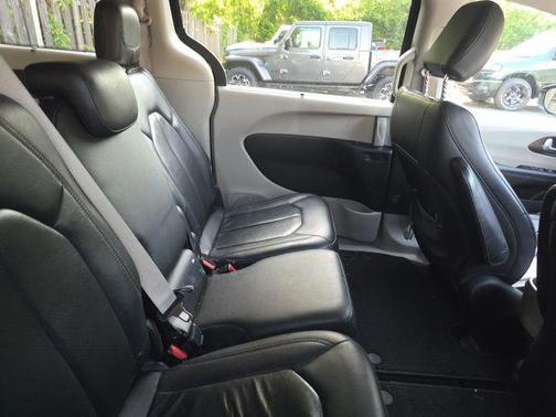 Brilliant Black Crystal Pearlcoat 2018 Chrysler Pacifica Touring-L