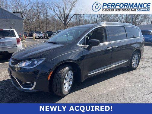 Brilliant Black Crystal Pearlcoat 2018 Chrysler Pacifica Touring-L