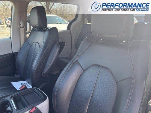 Brilliant Black Crystal Pearlcoat 2018 Chrysler Pacifica Touring-L